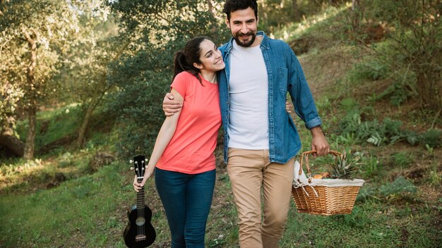 Concepto de picnic con pareja