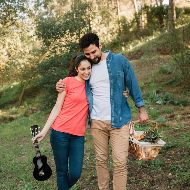 Concepto de picnic con pareja