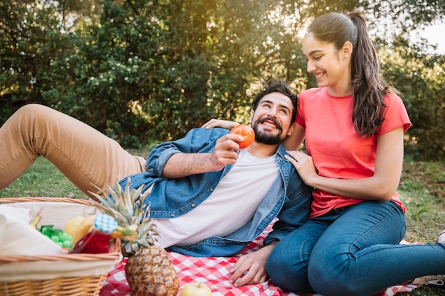 Concepto de picnic con pareja