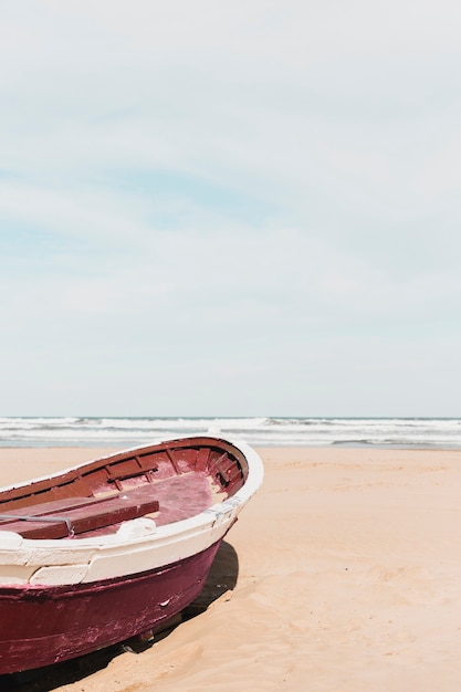 Concepto de playa con barco rojo