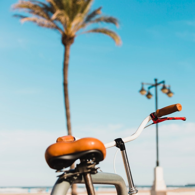 Concepto de playa con bicicleta