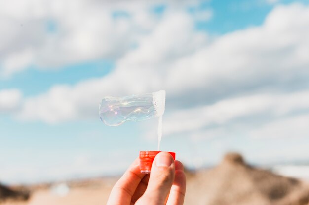 Concepto de playa con burbujas de jabón