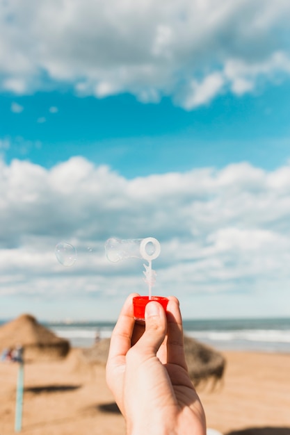 Concepto de playa con burbujas de jabón