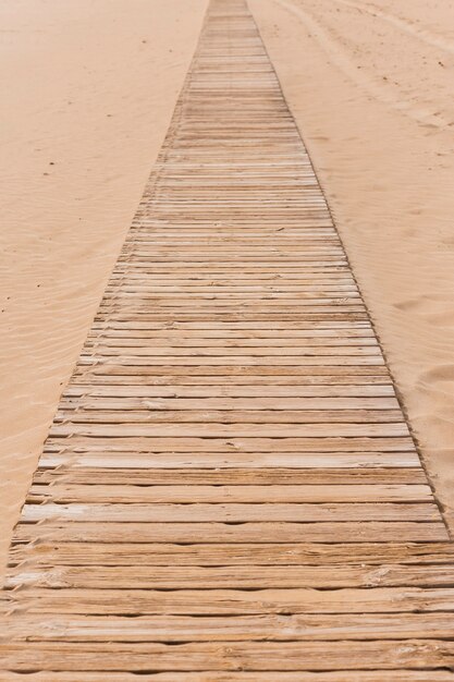 Concepto de playa con camino de madera