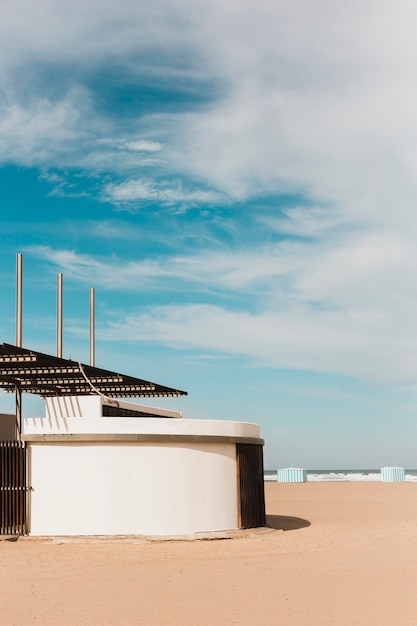 Concepto de playa con edificio