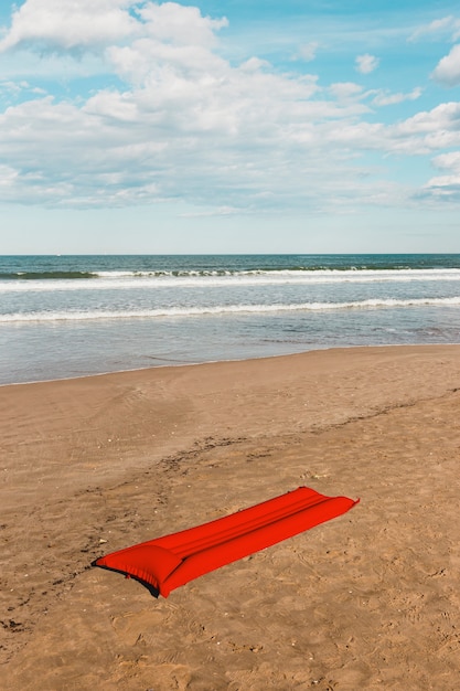 Concepto de playa con flotador rojo