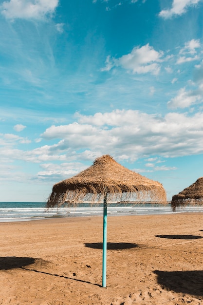 Concepto de playa con quitasol