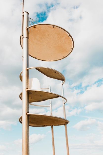 Foto gratuita concepto de playa con torre de salvavidas