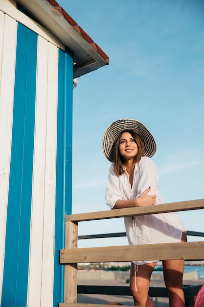 Concepto de playa y verano con mujer de estilo