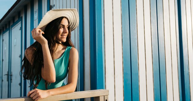 Concepto de playa y verano con mujer moderna