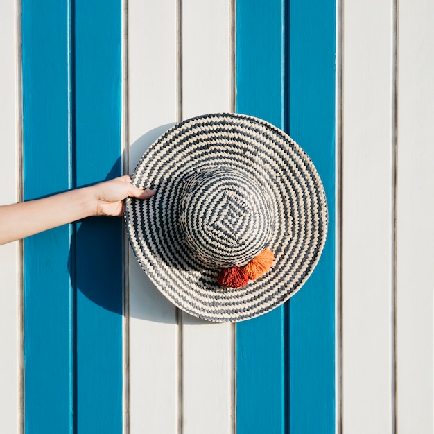 Concepto de playa y verano con sombrero