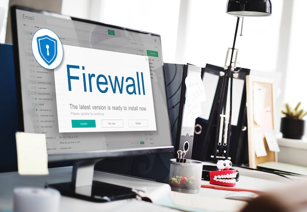 Concepto de precaución de seguridad de protección de alerta antivirus de firewall