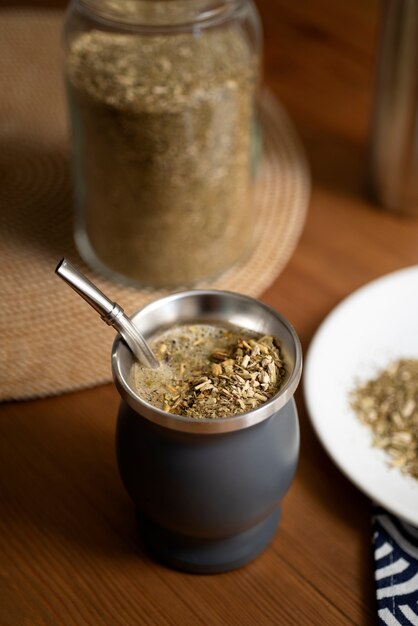 Concepto de preparación de taza de té alto ángulo