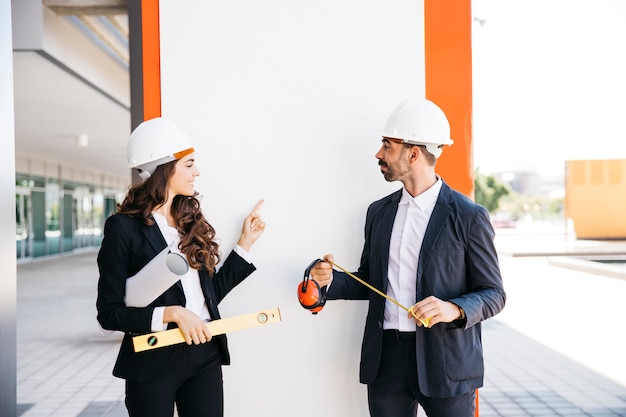 Concepto de presentación con arquitectos jóvenes