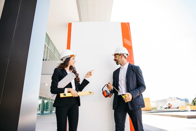 Foto gratuita concepto de presentación con dos arquitectos