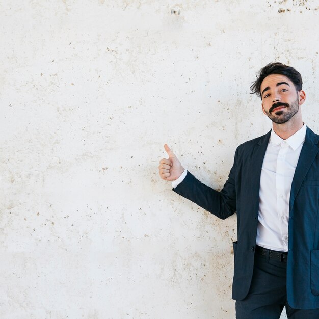 Concepto de presentación con hombre de negocios moderno