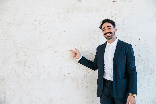 Concepto de presentación con hombre de negocios sonriente