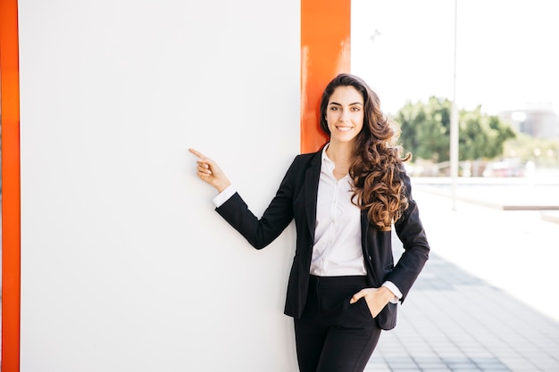 Concepto de presentación con mujer de negocios amable