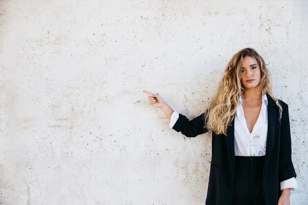 Concepto de presentación con mujer de negocios moderna