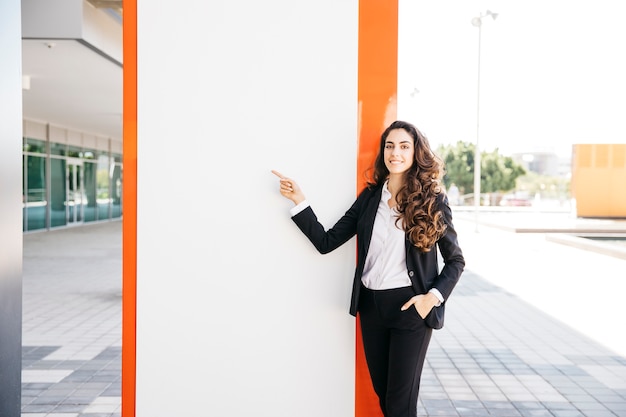 Foto gratuita concepto de presentación con mujer de negocios simpática