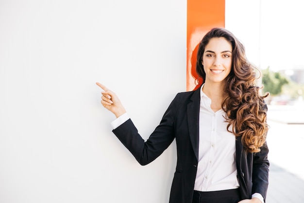 Concepto de presentación con mujer de negocios sonriente