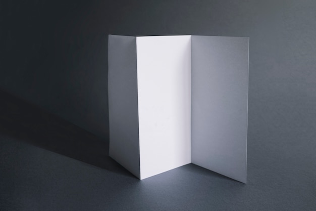 Concepto de presentación de papel doblado