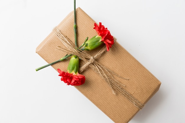 Concepto de primavera con rosas y caja de regalo
