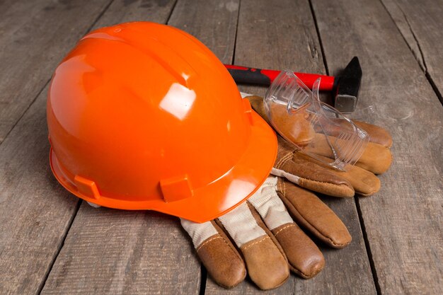 Concepto de protección del trabajo en mesa de madera. vista superior