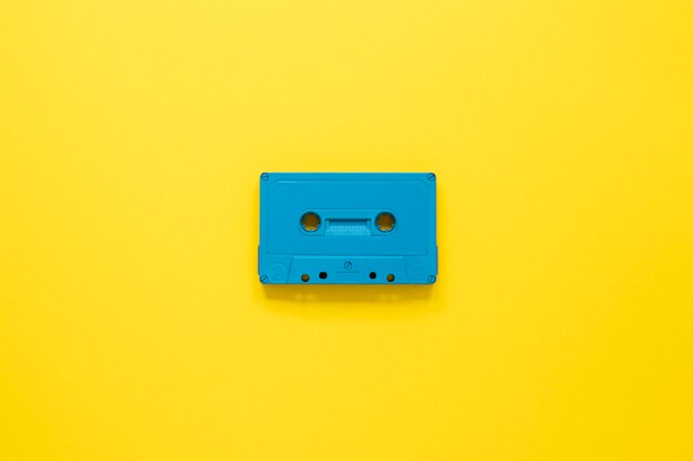Concepto de radio con cassette sobre fondo amarillo