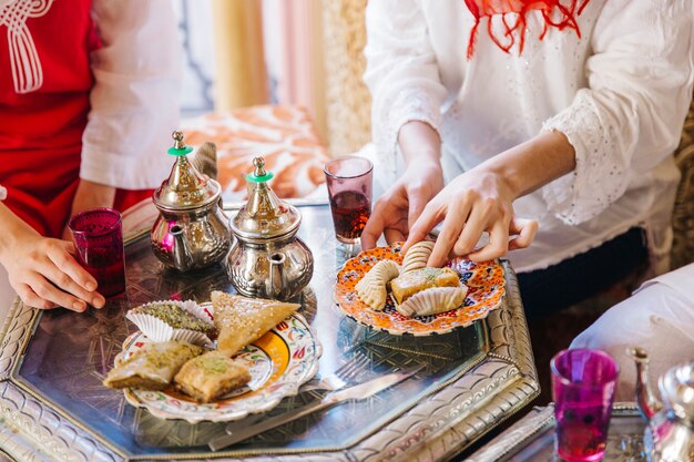 Concepto de ramadán con amigos en restaurante