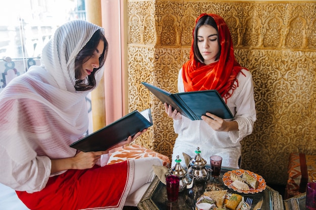 Concepto de ramadán con amigos en restaurante