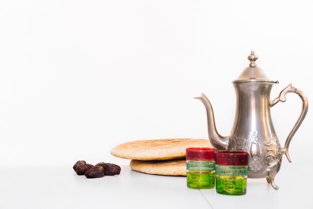 Concepto de ramadán con comida arabe y té