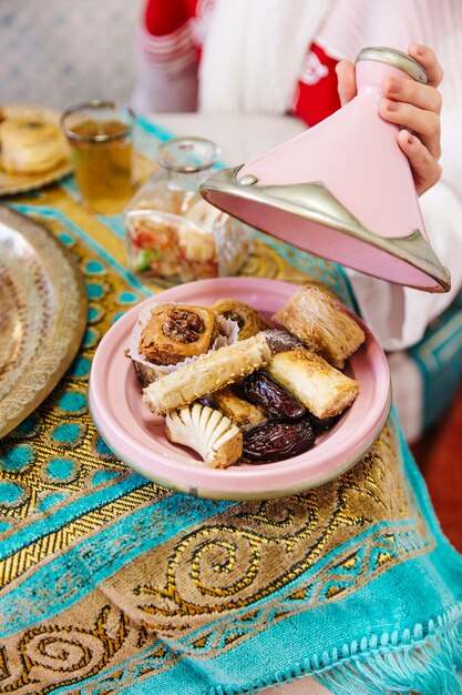 Concepto de ramadán con comida y bebida