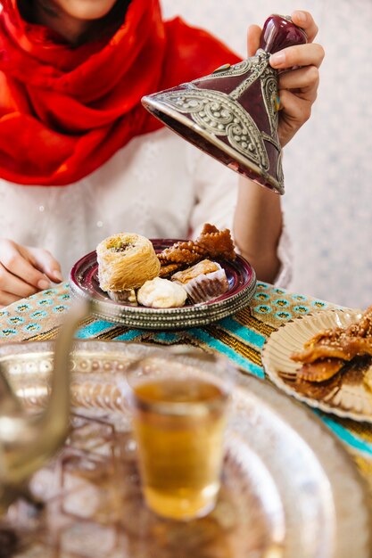 Concepto de ramadán con comida y bebida