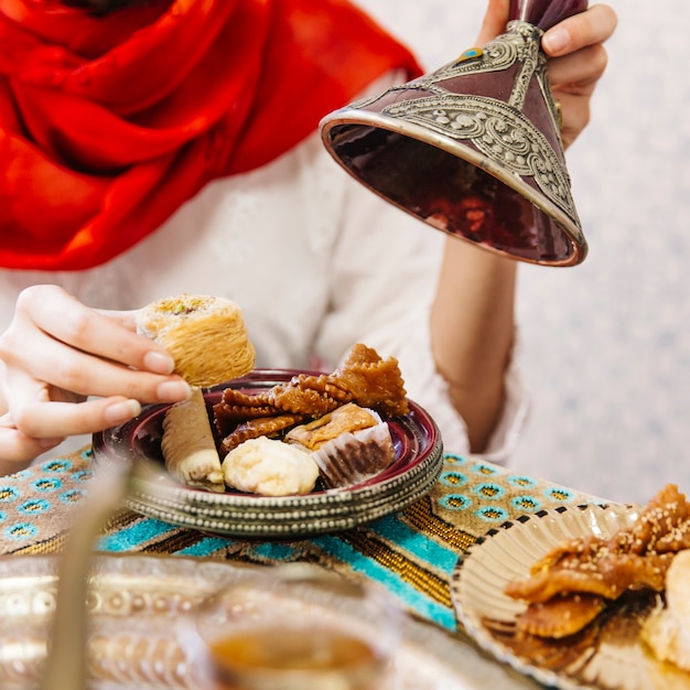 Concepto de ramadán con comida y bebida