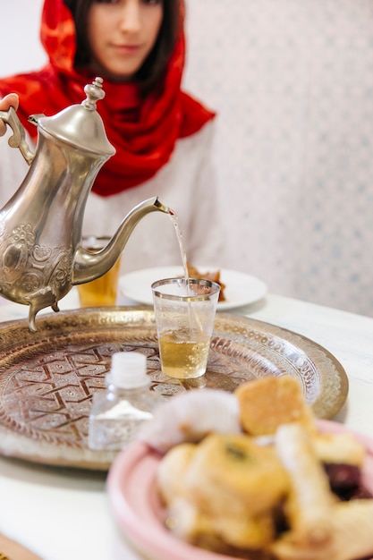 Concepto de ramadán con comida y bebida