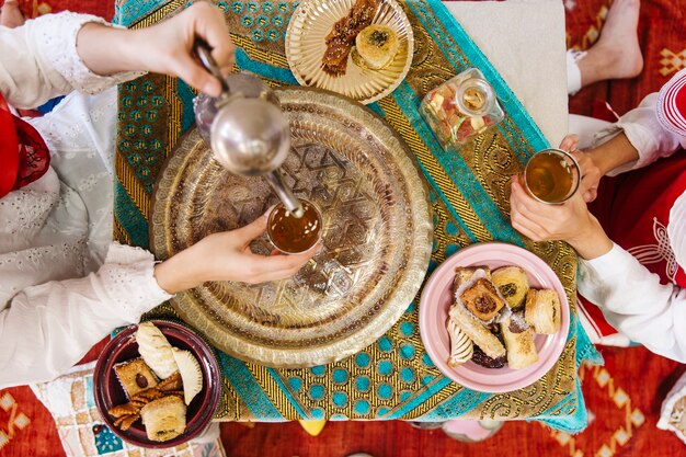 Concepto de ramadán con comida y bebida