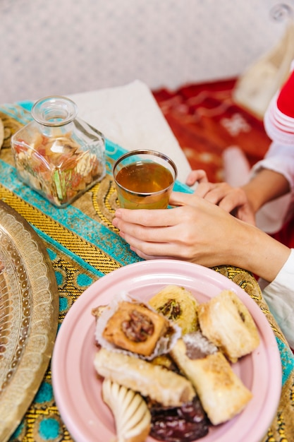 Concepto de ramadán con comida y bebida