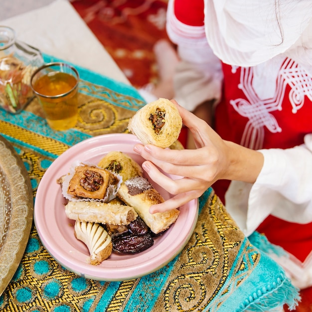 Concepto de ramadán con comida y bebida