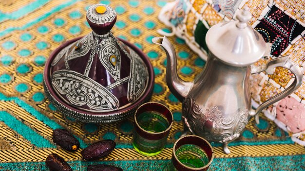 Concepto de ramadán con conjunto de té