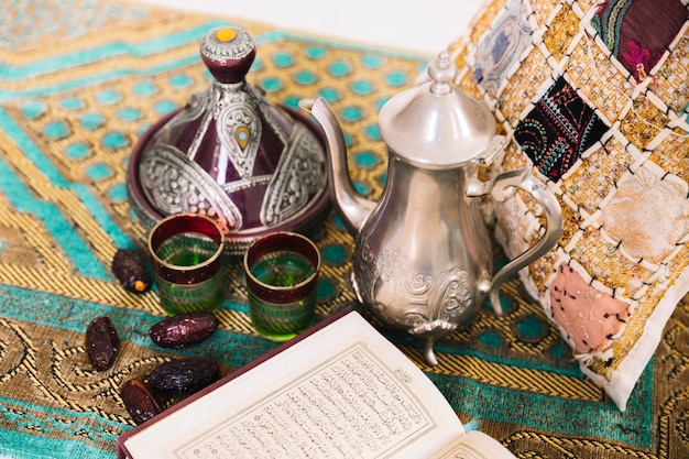 Concepto de ramadán con conjunto de té