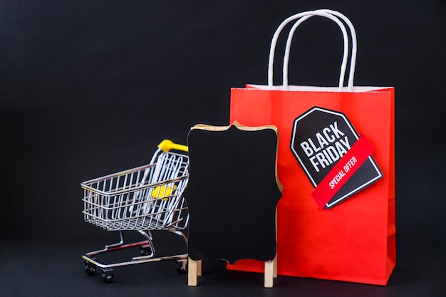 Foto gratuita concepto de rebajas de black friday con bolsa de compras roja