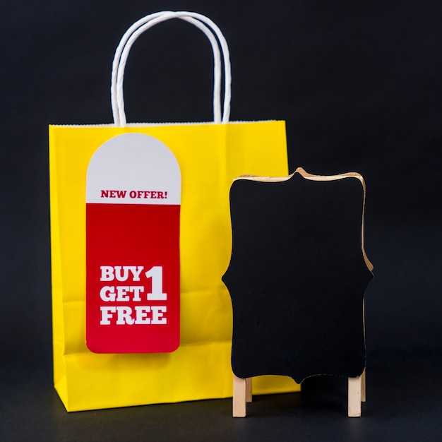 Concepto de rebajas de black friday con bolsa y tabla