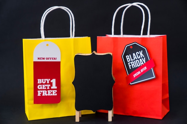 Concepto de rebajas de black friday con dos bolsas