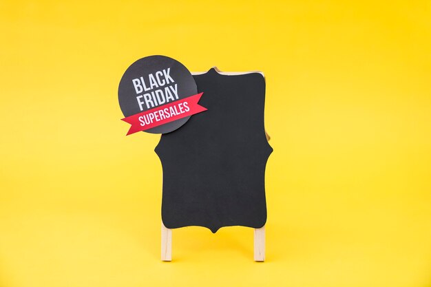 Concepto de rebajas de black friday con etiqueta redonda