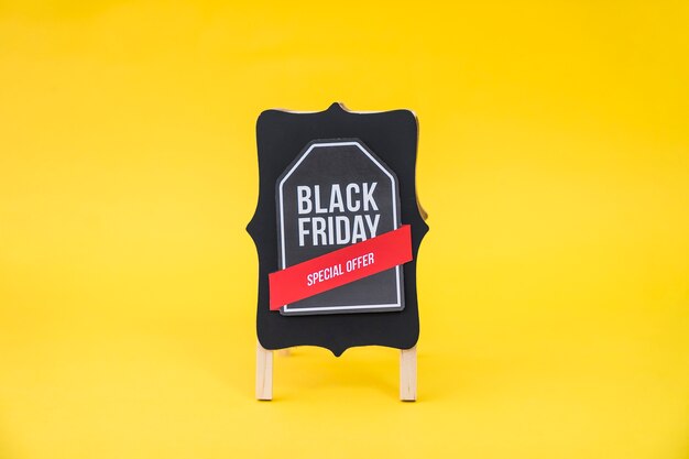 Concepto de rebajas de black friday con etiqueta en tabla