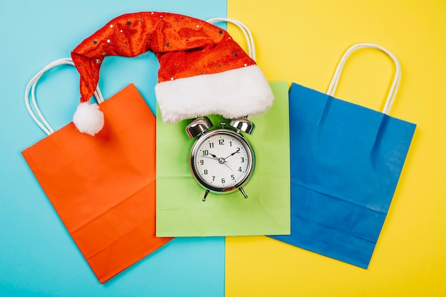 Concepto de rebajas de navidad con gorro y alarma