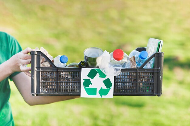 Concepto de reciclaje con caja de basura