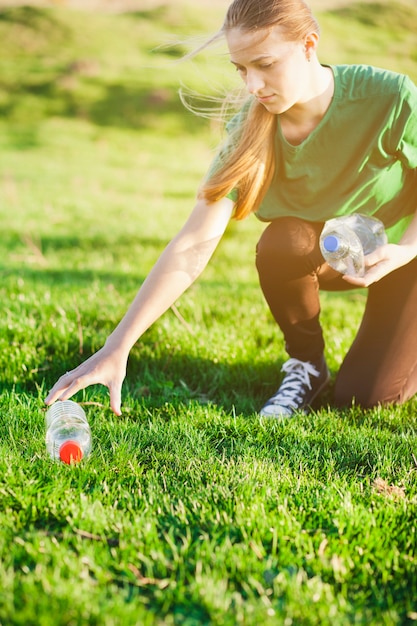 Foto gratuita concepto de reciclaje con mujer recogiendo basura