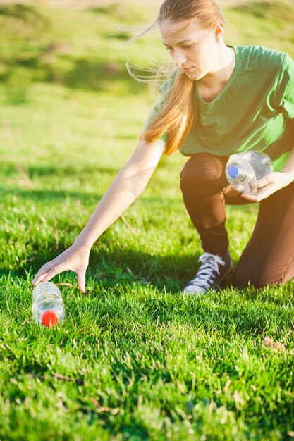 Concepto de reciclaje con mujer recogiendo basura